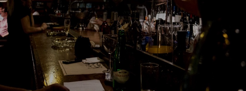 La barra de Tinto y Soda, con botellas y copas